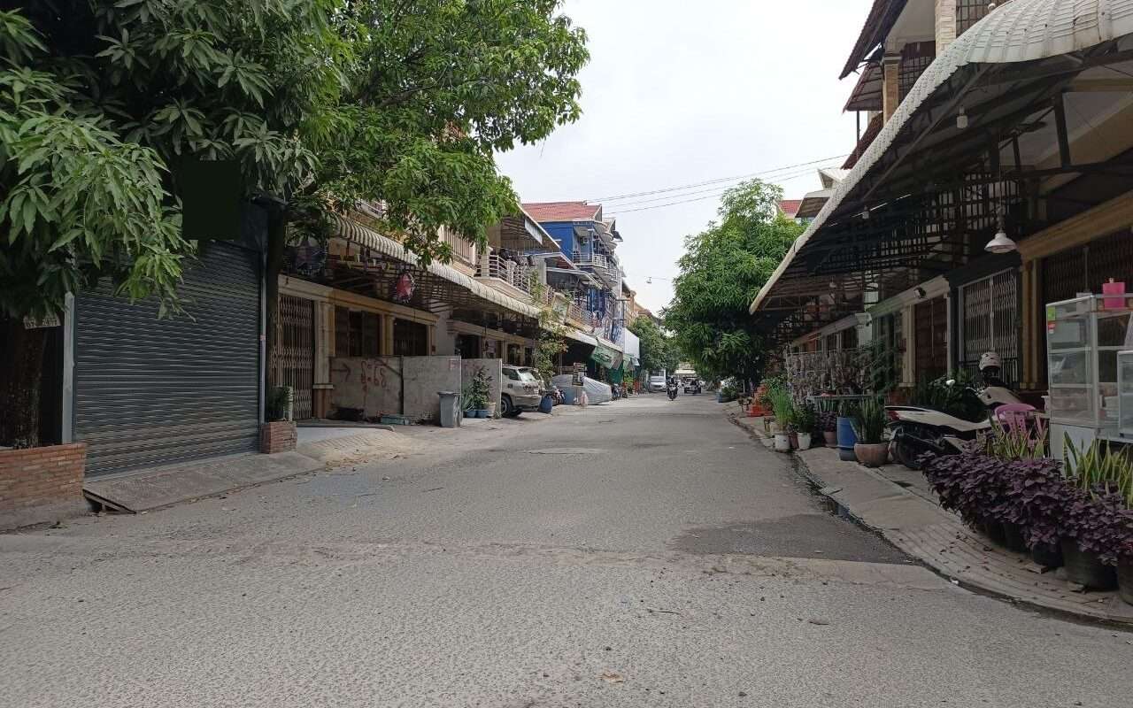 $$$-ផ្ទះកែងលក់បន្ទាន់ចុះពីផ្លូវធំបន្តិច-$$$